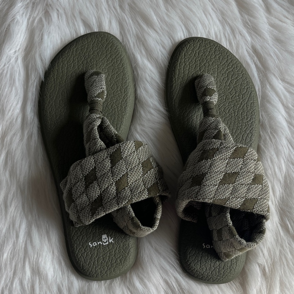 NEW Sanuk sandal 7